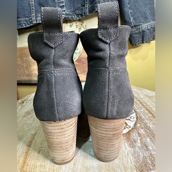 EUC Blondo “Irving” Waterproof Gray Suede Wedge Heeled Ankle Boots. Size 7 - Picture 8 of 14